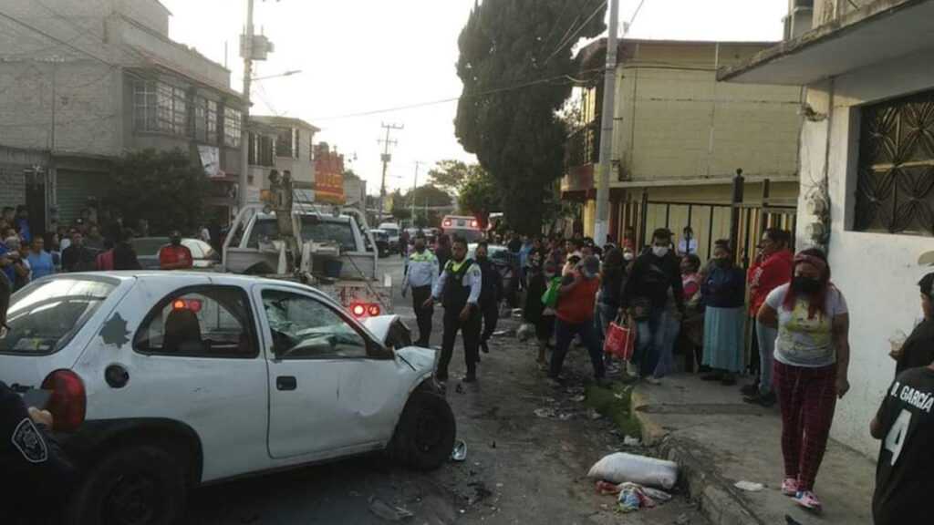 Inconsciente chofer de taxi arrolla a una familia y asesina a una menor