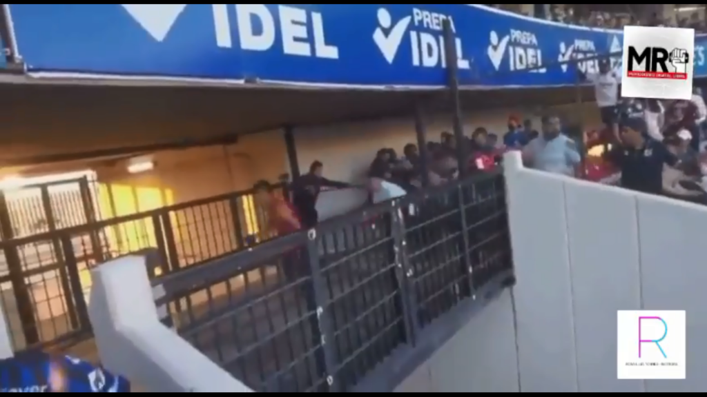 Revelan momento en que un policía abre la reja que divide a los aficionados del Atlas y Querétaro en el Estadio Corregidora