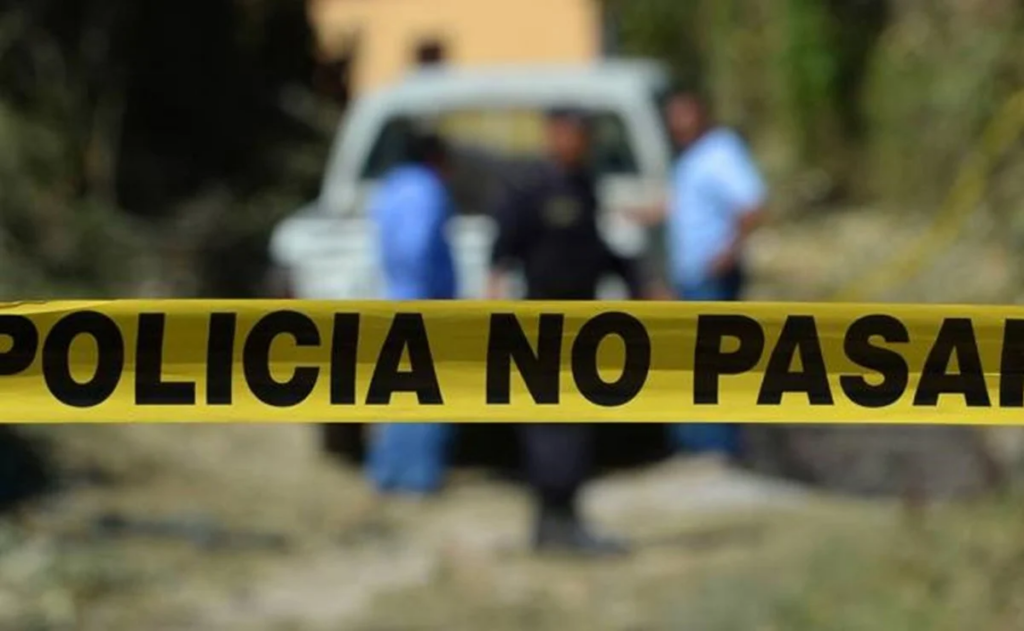 En Cuernavaca encuentran tres cadáveres encima de una camioneta, junto a los cuerpos había una narco manta