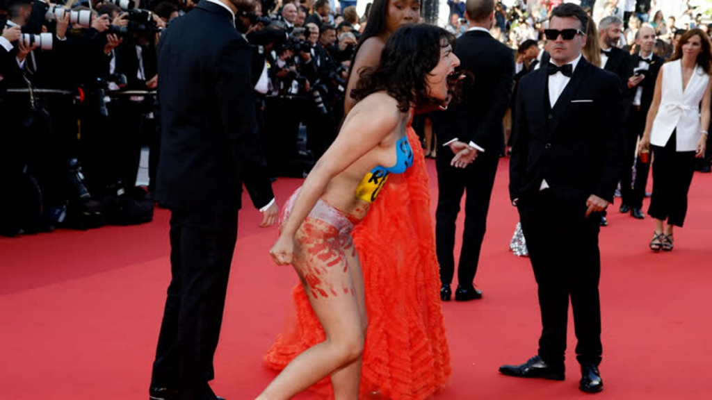 Mujer semidesnuda hace acto de presencia en el festival de Cannes como protesta por las violaciones contra mujeres y niñas por soldados rusos en Ucrania