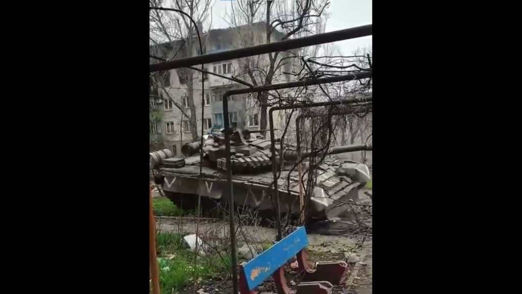 Revelan video de un tanque ruso destruyendo edificios y aplastando vehículos en la ciudad de Mariúpol en Ucrania