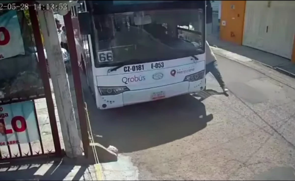 En Querétaro personas intentan detener un autobús que se quedó sin freno de mano