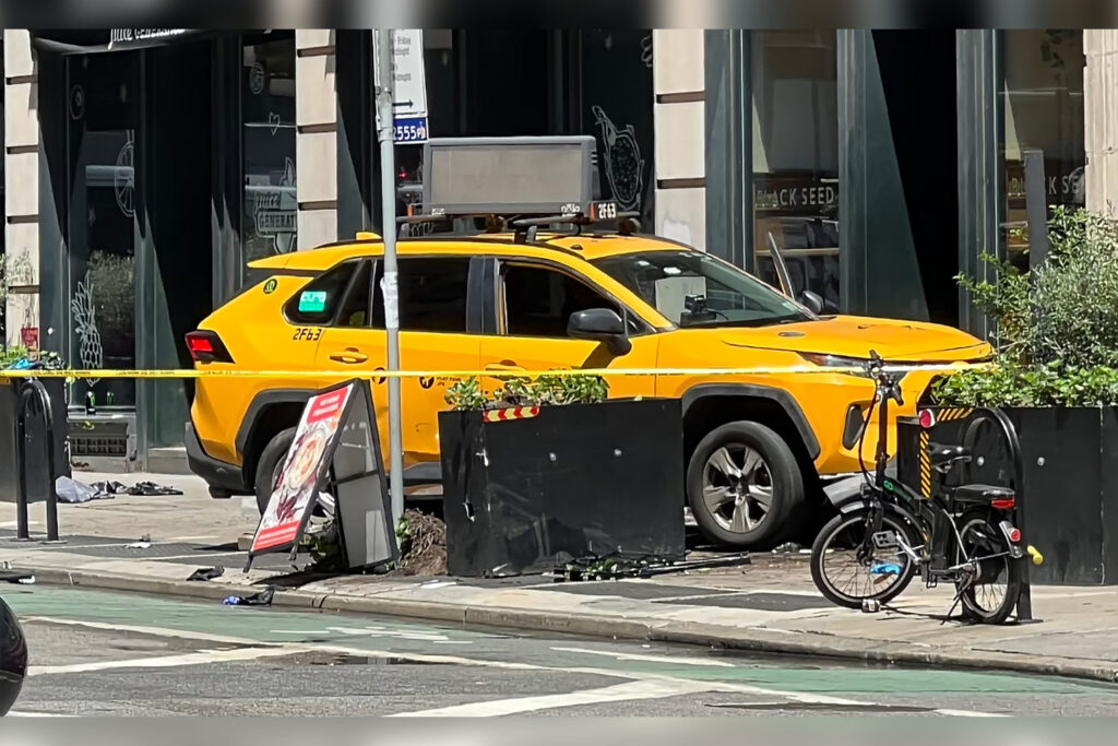 Taxista pierde el control de la unidad, se sube a la banqueta de una de las avenidas principales de Nueva York y atropella a seis personas
