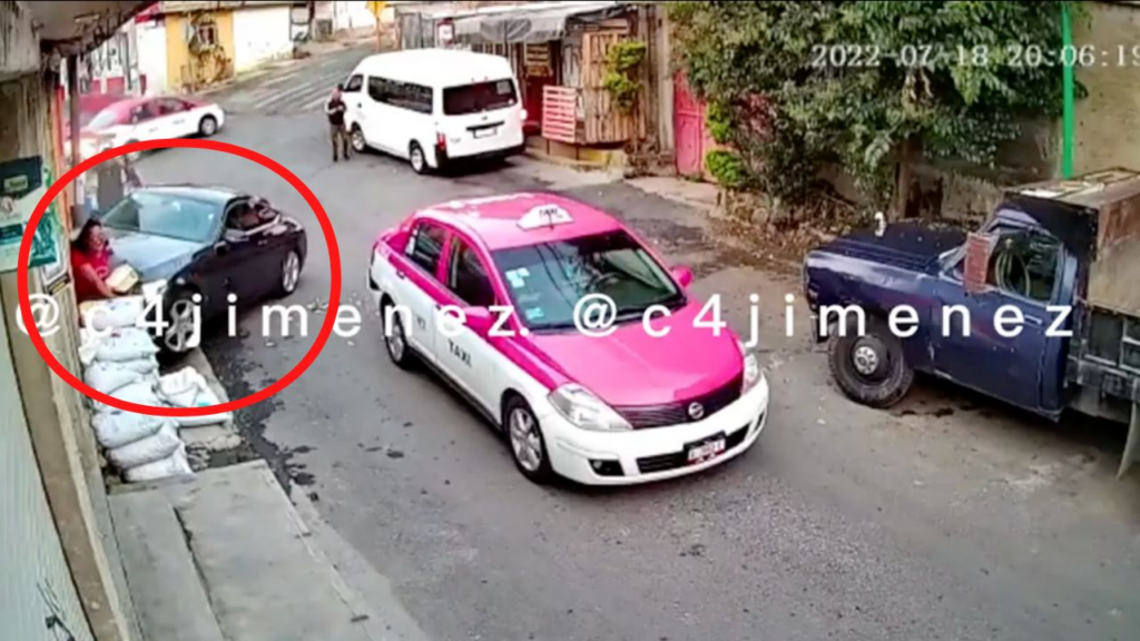 Auto de lujo atropella y aplasta contra una barda a una mujer de 40 años cuando descendía de un taxi