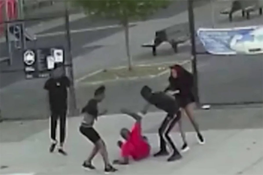 En Queens, Nueva York, grupo de jóvenes asesina a golpes a un taxista por no querer pagar la tarifa
