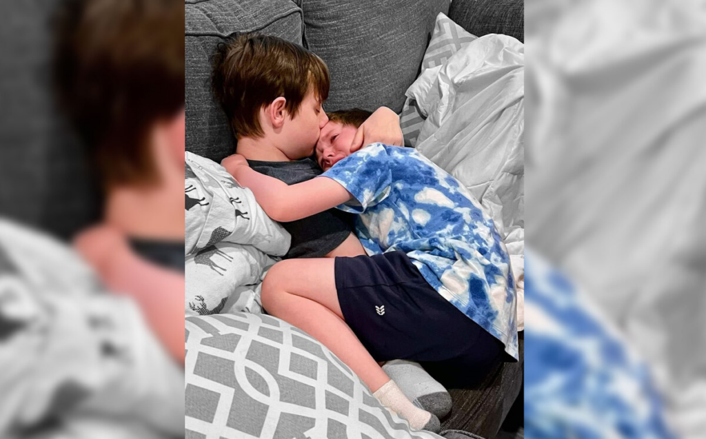 Niño se entera que su hermano fallecerá por un cáncer terminal y lo abraza con todas sus fuerzas