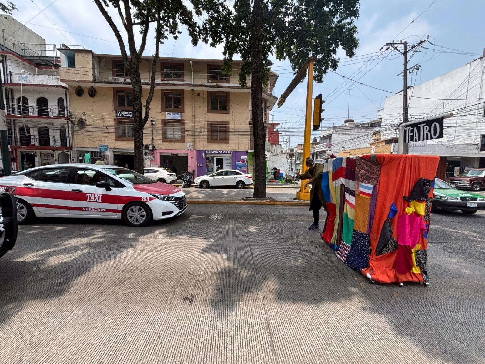 Vladimir y Cristina, titiriteros que amenizan la espera en semáforos de Xalapa