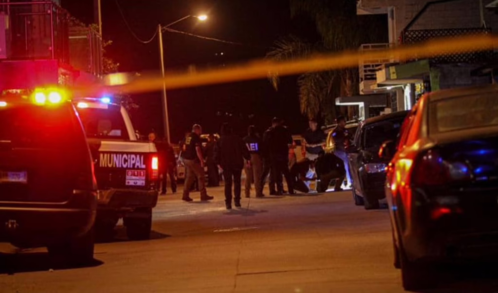 Asesinan a fuera de su domicilio a un policía municipal en Tijuana